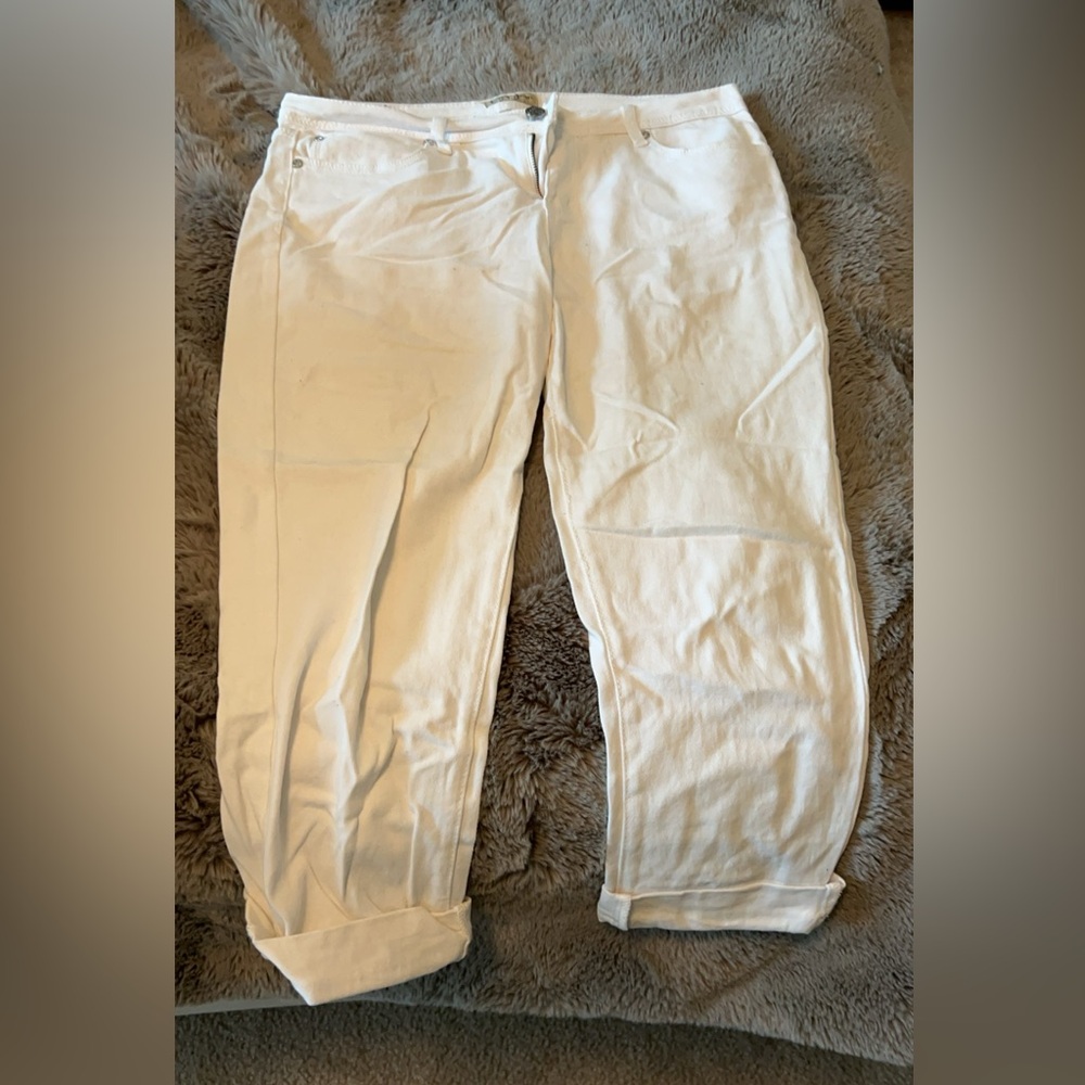 Earl Jean size 8 cropped white jean